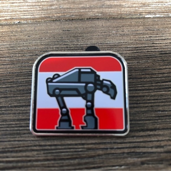 Disney Official Trading Pin: Star Wars: The Last Jedi Heavy Assault Walker - Picture 1 of 2
